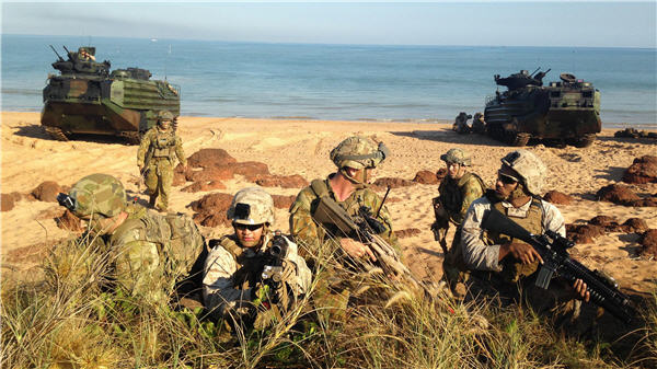 Australian Army soldiers and US Marines during an exercise in Talisman Sabre 2015 at Fog Bay, Australia, 11 July 2015. (Photo: Sgt Sarah Anderson)